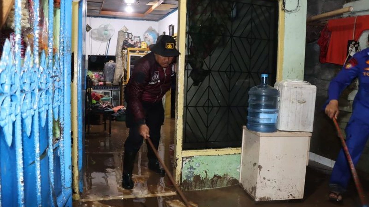 Kapolda Lampung menginstruksikan kesiapsiagaan menghadapi potensi banjir akibat meningkatnya intensitas hujan;  fokus pada koordinasi antar lembaga, pengerahan sumber daya, dan rekayasa lalu lintas untuk meminimalisir dampak bencana.