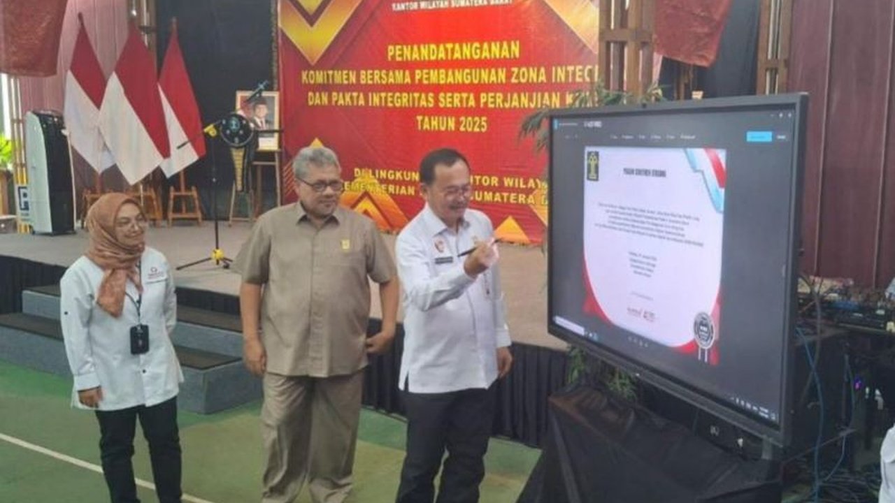 Kemenkumham Sumbar teken komitmen bersama bangun Zona Integritas (ZI) untuk tingkatkan pelayanan publik yang bersih, cepat, dan bebas KKN, diawasi Ombudsman dan aparat penegak hukum.