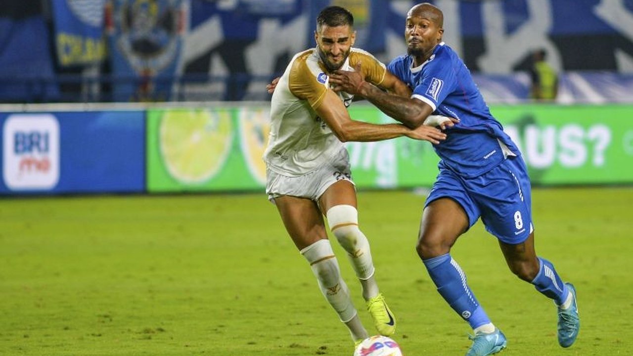 Klub Dewa United mengecam tindakan rasisme yang dialami pemainnya, Alta Ballah, usai pertandingan Liga 1 melawan Persib Bandung, dan telah berkoordinasi dengan APPI untuk mencegah kejadian serupa.