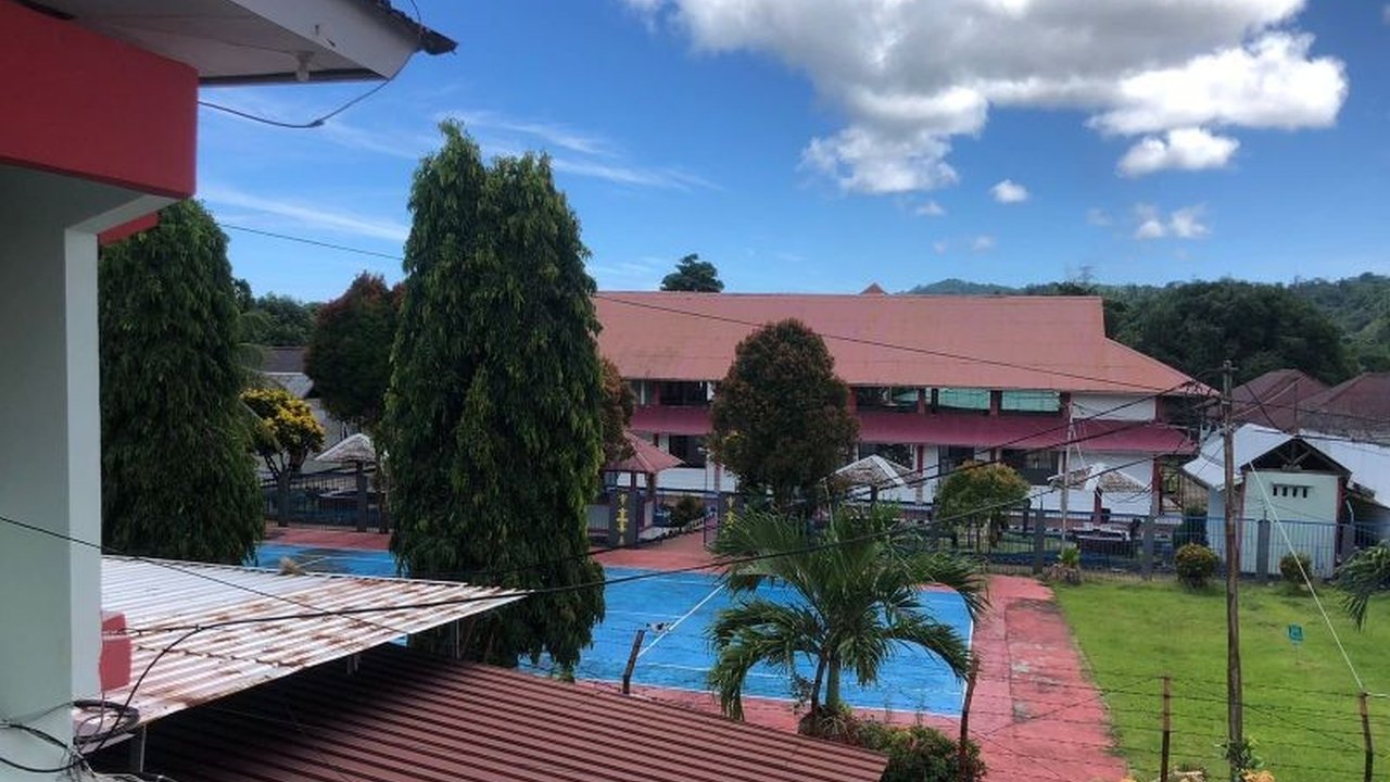 Lembaga Pemasyarakatan (Lapas) Kelas IIA Ambon rutin melakukan tes urine dan mengklaim bersih dari narkoba meskipun sempat muncul isu peredaran narkoba setelah penangkapan seorang pria oleh Polda Maluku yang mengaku membeli narkoba dari narapidana di Lapa