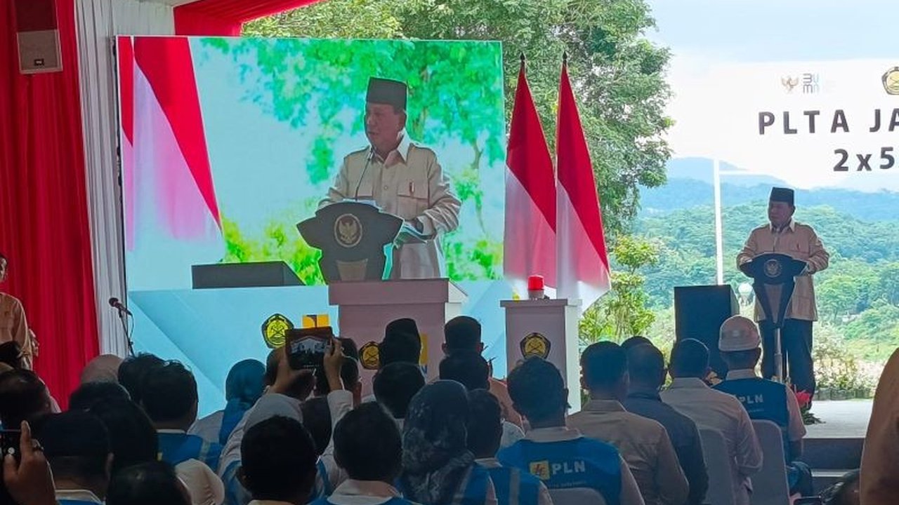 Presiden Prabowo Subianto memberikan apresiasi kepada Jokowi atas perannya dalam pembangunan 37 proyek infrastruktur listrik baru berkapasitas 3,2 gigawatt di 18 provinsi, yang diresmikan pada 20 Januari 2024.