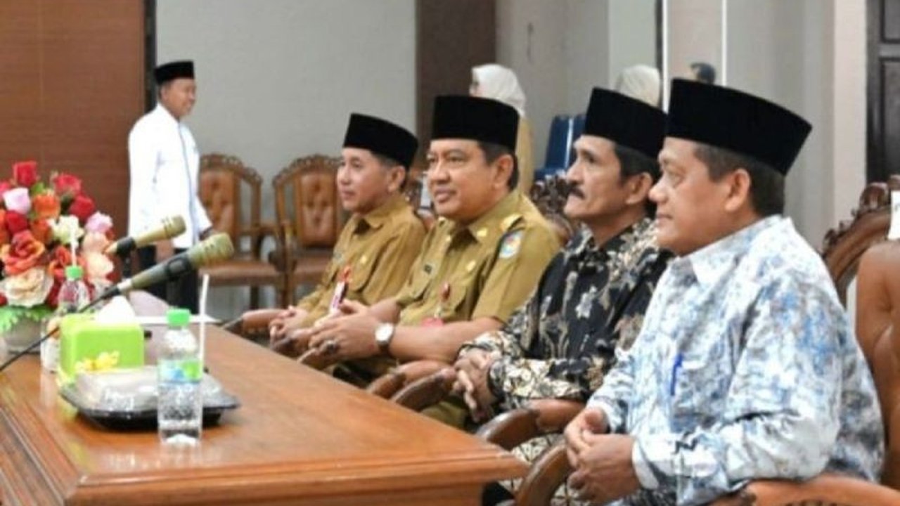Pemerintah Kabupaten Kotawaringin Barat (Pemkab Kobar) dan tokoh agama bersinergi untuk memperkuat moral masyarakat menghadapi tantangan zaman, seperti pengaruh teknologi dan pergeseran nilai sosial.