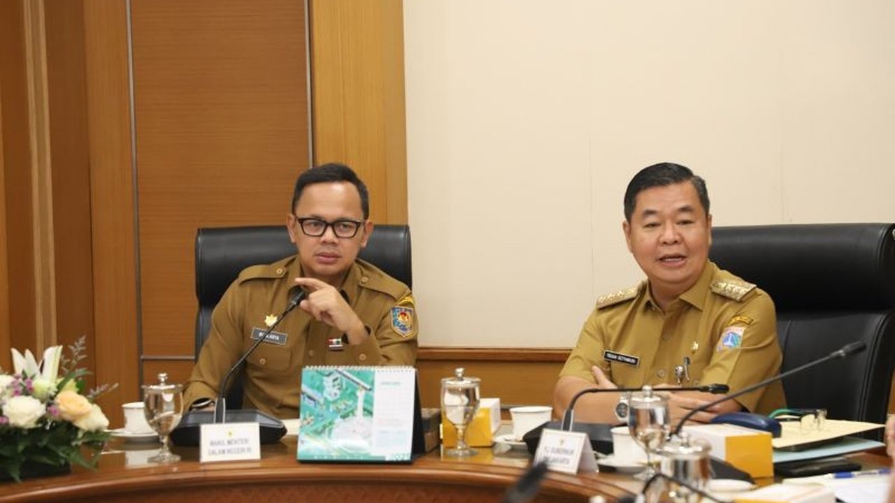 Wakil Menteri Dalam Negeri menjelaskan Program Makan Bergizi Gratis (MBG) tak hanya meningkatkan gizi masyarakat, tetapi juga akan mendorong pertumbuhan ekonomi daerah melalui berbagai kemitraan dan subsidi pemerintah.