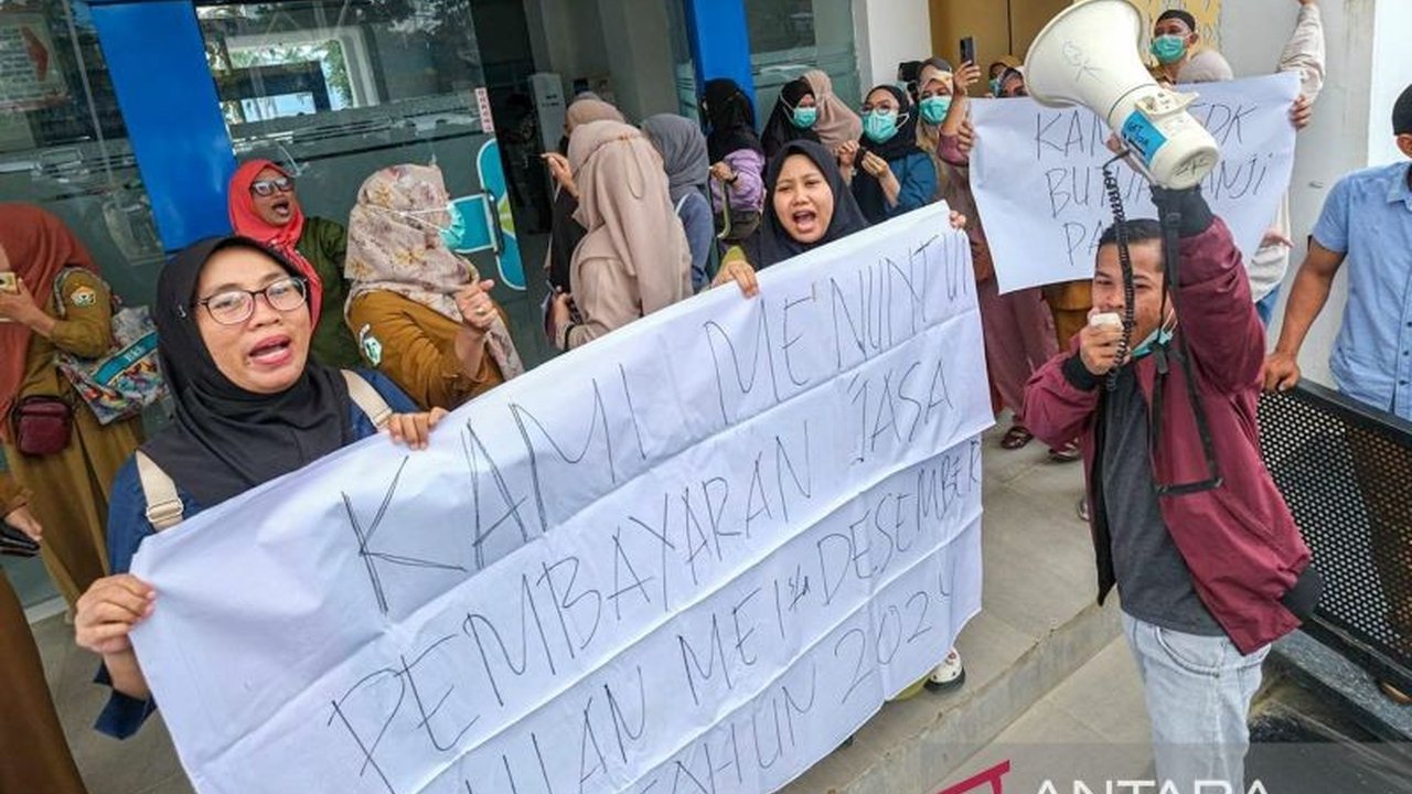 Puluhan pegawai RSJ Kendari demo tuntut pembayaran uang jasa selama delapan bulan (Mei-Desember 2024) yang belum dibayarkan, melibatkan berbagai unit pelayanan rumah sakit.