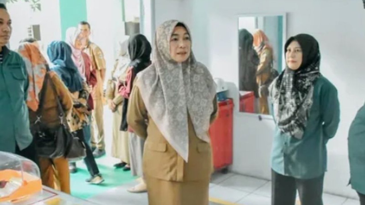 Dinas Tenaga Kerja dan Transmigrasi Karawang mendukung perusahaan yang merekrut pekerja melalui 'tes ijon', sebuah metode seleksi calon tenaga kerja yang masih bersekolah, seperti yang dilakukan PT Yamaha di SMK Bina Karya 2 Karawang.