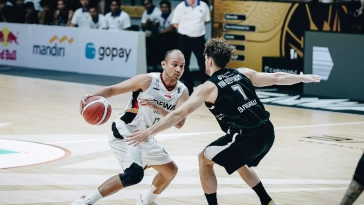 Kesalahan komunikasi dan mentalitas pemain jadi penyebab kekalahan Dewa United atas Rans Simba Bogor di IBL 2025, meskipun sempat unggul di awal pertandingan.