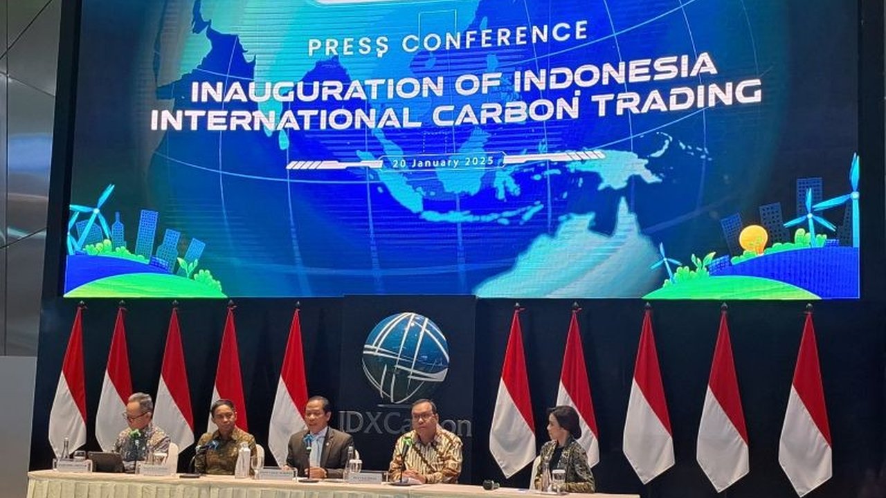 IDX Carbon memberikan insentif berupa pembebasan biaya registrasi dan pencatatan unit karbon bagi perusahaan internasional yang berpartisipasi dalam perdagangan karbon, sebagai upaya mendukung target iklim Indonesia.