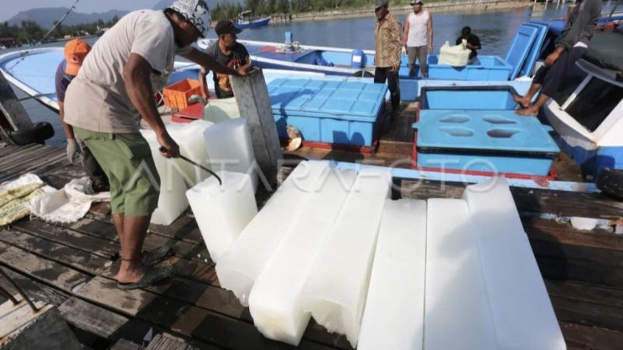 Pemerintah Kabupaten Kotawaringin Timur membangun pabrik es balok untuk mengatasi kesulitan nelayan dalam menyimpan hasil tangkapan laut, sehingga diharapkan dapat meningkatkan pendapatan mereka.