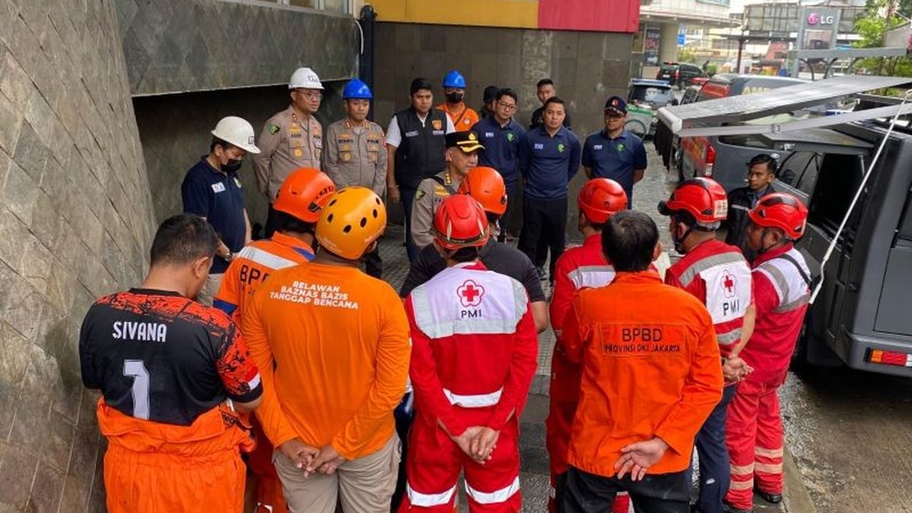 Tim Disaster Victim Identification (DVI) Polri, dengan APD lengkap, olah tempat kejadian perkara (TKP) kebakaran Glodok Plaza di Jakarta Barat untuk mengantisipasi bahaya gas beracun dan reruntuhan bangunan, mengevakuasi delapan kantong jenazah ke Rumah S