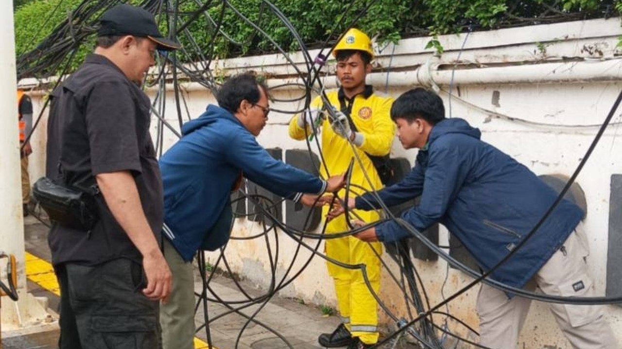 Pemerintah Kota Jakarta Selatan merapikan 5,2 kilometer kabel utilitas untuk memastikan keamanan dan kenyamanan pengguna jalan, melibatkan PPSU dan instansi terkait.