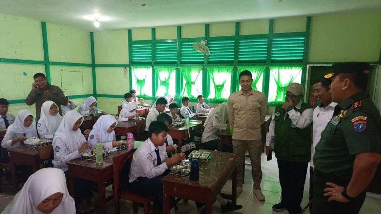 Pemerintah Kalimantan Barat resmi meluncurkan Program Makan Bergizi Gratis (MBG) di Pontianak dan Landak, bertujuan untuk mencetak generasi muda yang sehat dan cerdas menuju Indonesia Emas 2025.