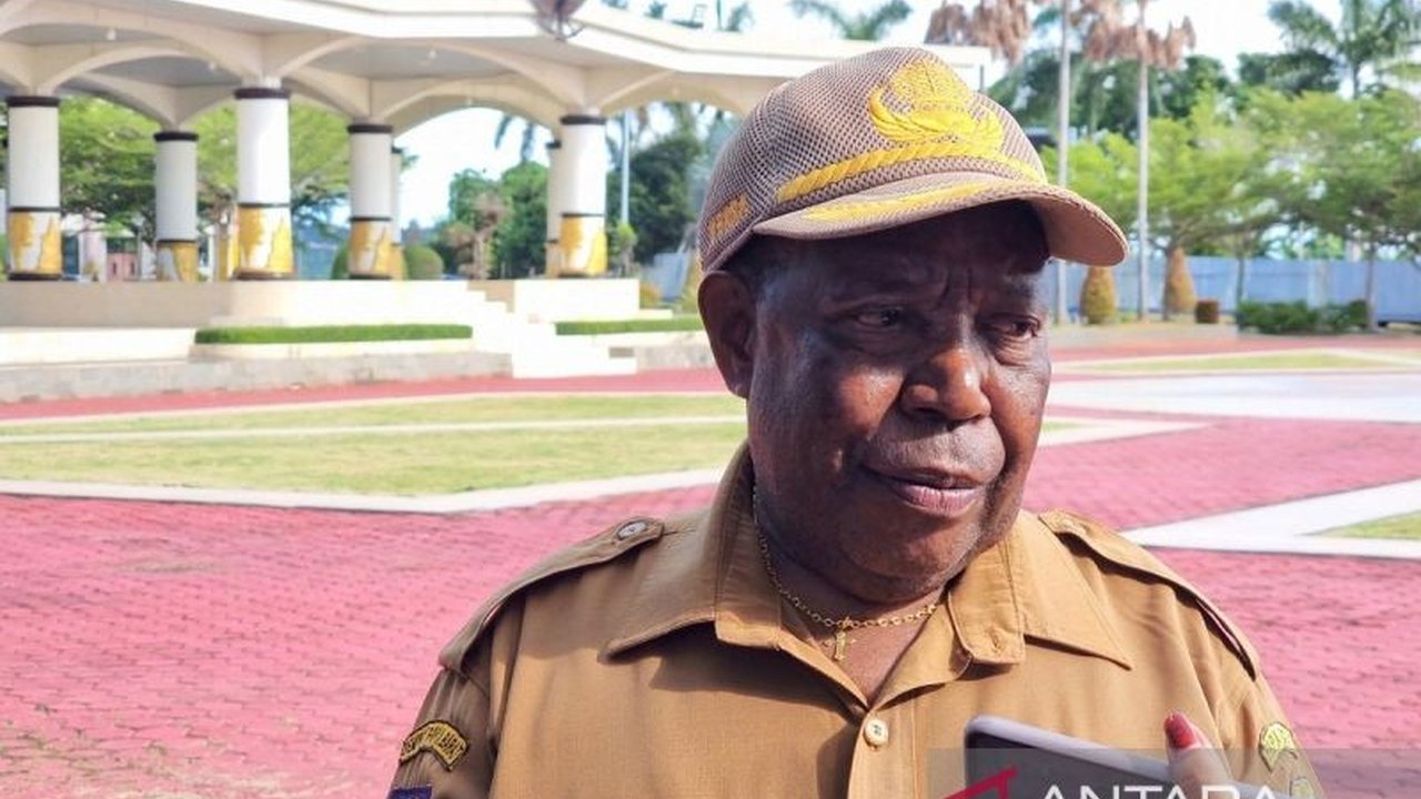 Pemerintah Provinsi Papua Barat tengah mempersiapkan regulasi untuk mengangkat 1.002 tenaga honorer menjadi CPNS dan PPPK pada tahun 2024, setelah melalui serangkaian verifikasi dan validasi data.