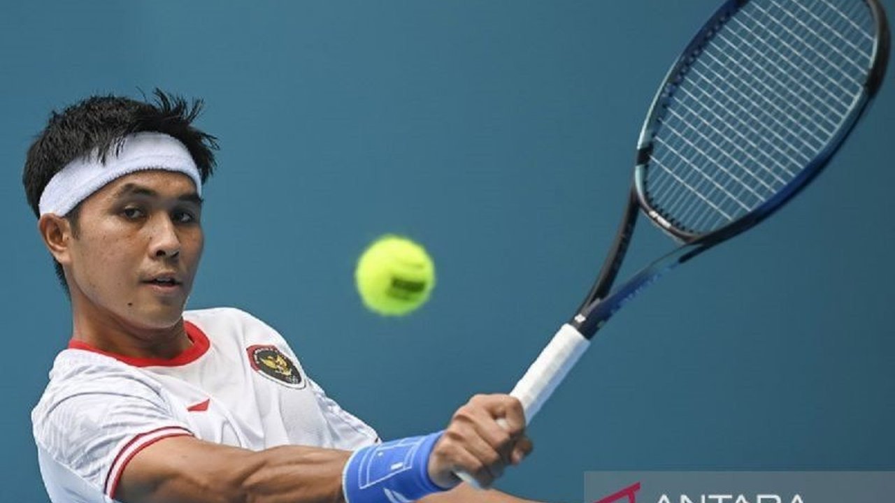 Tim tenis putra Indonesia berlatih intensif di lapangan tanah liat untuk menghadapi tuan rumah Slovenia di babak Play Off Piala Davis Grup Dunia II pada 1-2 Februari 2025, menghadapi tantangan adaptasi permukaan lapangan dan cuaca.