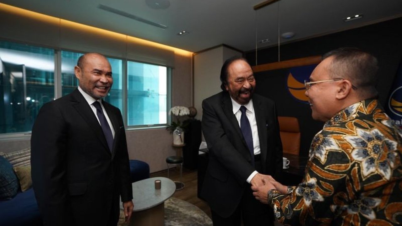 Surya Paloh, Ketua Umum Partai NasDem, memberikan apresiasi atas tingginya kepuasan publik terhadap kinerja pemerintahan Presiden Prabowo Subianto, berdasarkan survei Litbang Kompas, dan menekankan pentingnya menjaga stabilitas nasional untuk keberhasilan