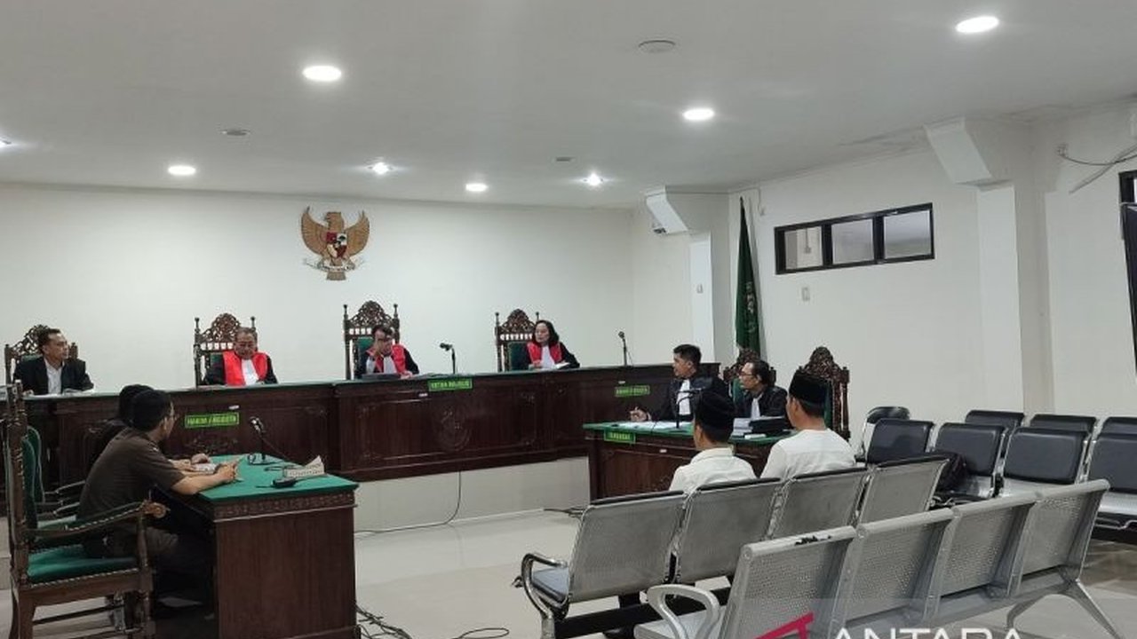Pengadilan Negeri Kota Bengkulu menuntut mantan kepala desa dan bendahara Desa Gunung Kaya, Kaur, dengan hukuman berbeda atas kasus korupsi dana desa tahun 2022-2023 yang merugikan negara Rp611 juta.