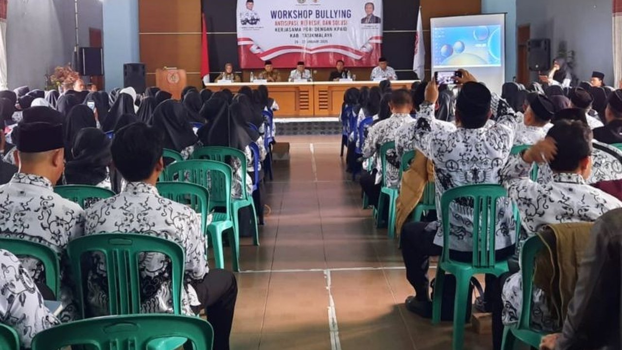 Komisi Perlindungan Anak Indonesia (KPAI) Tasikmalaya memberikan edukasi kepada ratusan guru se-Kabupaten Tasikmalaya tentang pencegahan dan penanganan perundungan, kekerasan, dan pelecehan seksual di sekolah untuk menciptakan lingkungan belajar yang rama