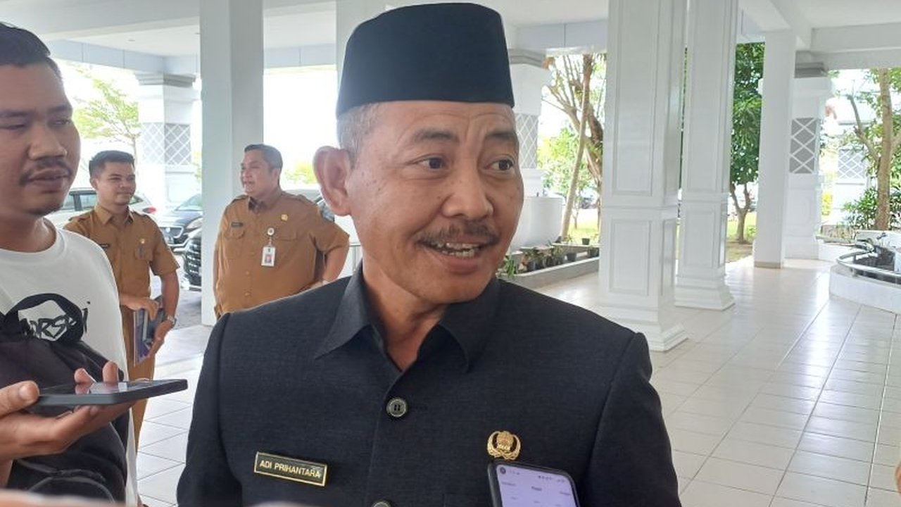 Pemerintah Provinsi Kepri dan DPRD Kepri memprotes kenaikan tarif Pelabuhan SBP Tanjungpinang yang dinilai terlalu tinggi dan tak diimbangi peningkatan fasilitas, sementara Pelindo beralasan karena biaya operasional yang meningkat.