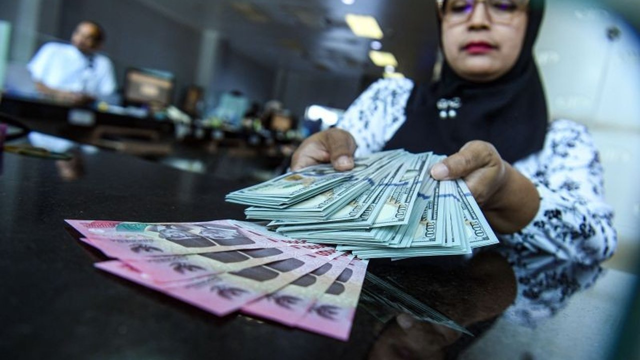 Nilai tukar rupiah menguat terhadap dolar AS pada Senin, didorong oleh sikap Donald Trump yang dinilai tidak terlalu keras terhadap China, meskipun ancaman tarif tinggi terhadap barang impor masih membayangi.