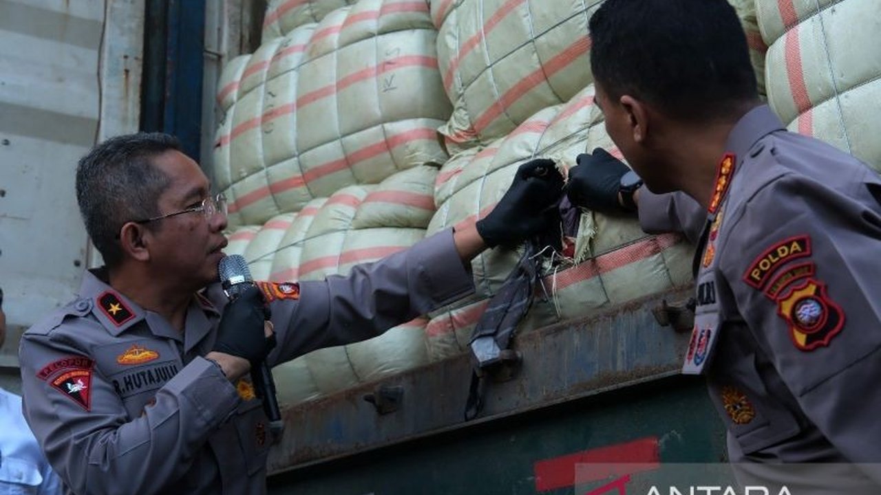 Polda Kalbar mengungkap penyelundupan pakaian bekas senilai miliaran rupiah dari Malaysia via jalur ilegal di Sambas, dengan tersangka utama terancam hukuman 5 tahun penjara dan denda Rp5 miliar.