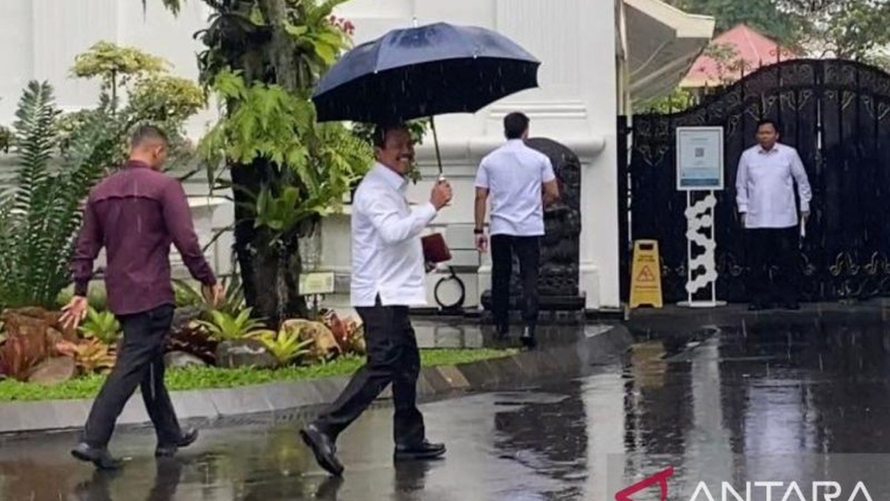 Menteri KKP Sakti Wahyu Trenggono dan Wamen Didit Herdiawan bertemu Presiden di Istana Kepresidenan, Senin, membahas rencana pembongkaran 30,16 kilometer pagar laut di perairan Tangerang yang menuai polemik.