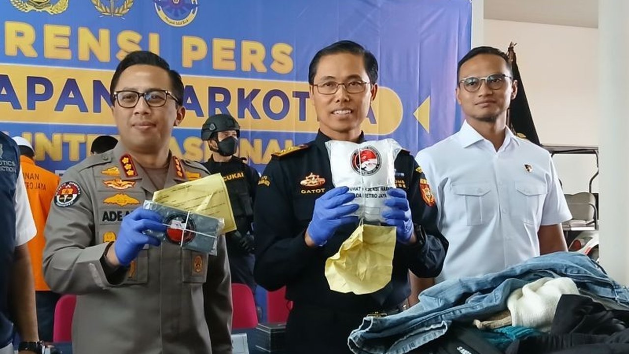 Bea Cukai Soetta menggagalkan penyelundupan 1,1 kg sabu dari jaringan internasional di Bandara Soetta, Tangerang, pada 13 Desember 2024, menangkap dua tersangka dan satu pengendali di Aceh.