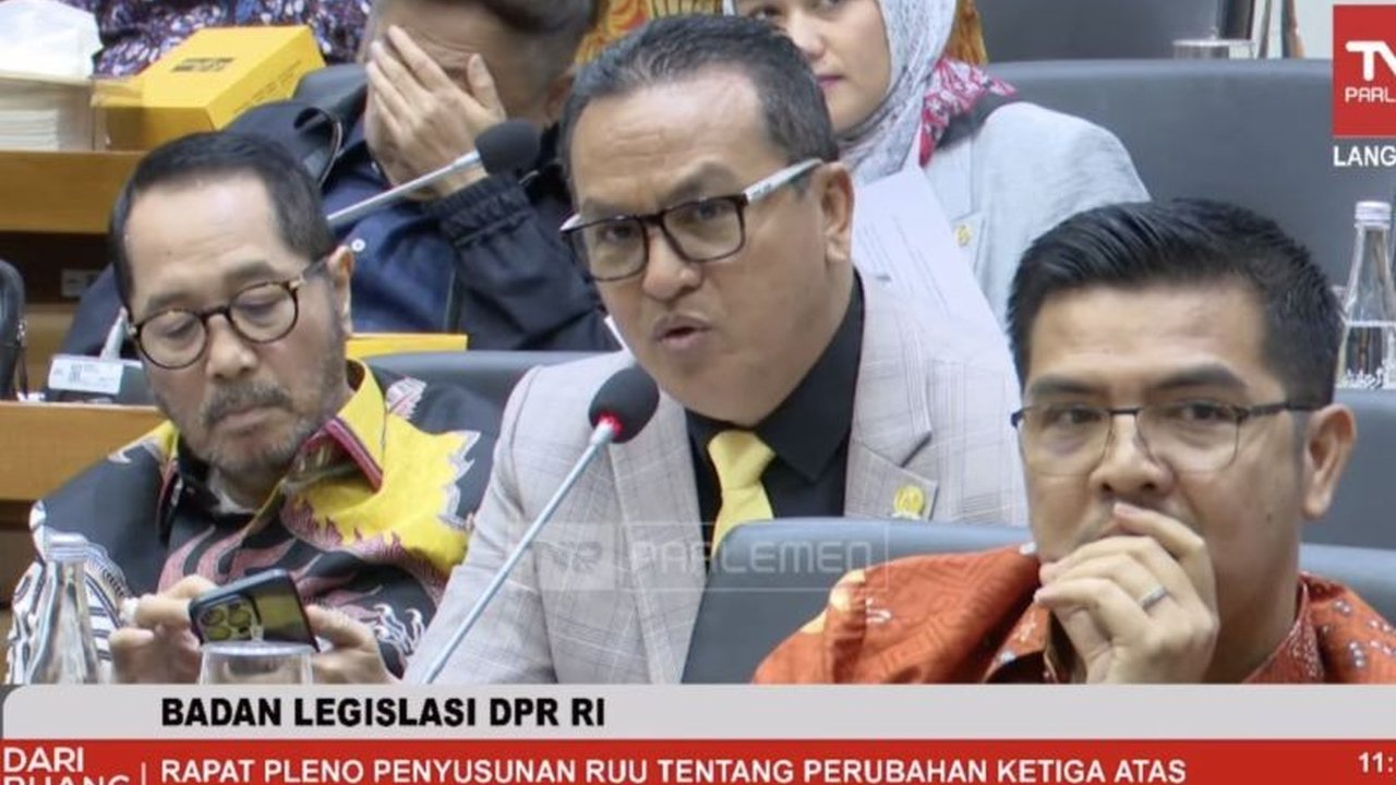 Anggota Baleg DPR RI, Umbu Kabunang, mempertanyakan rencana pemberian izin tambang kepada perguruan tinggi dalam revisi UU Minerba, karena dikhawatirkan akan menimbulkan masalah baru dan lebih baiknya pemerintah memberikan bantuan dana langsung.