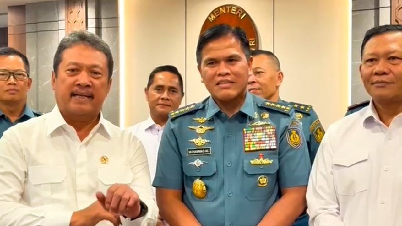 Menteri Kelautan dan Perikanan Sakti Wahyu Trenggono berkoordinasi dengan TNI AL untuk membongkar pagar laut di perairan Tangerang, Banten, demi membantu nelayan yang terdampak, sesuai instruksi Presiden.