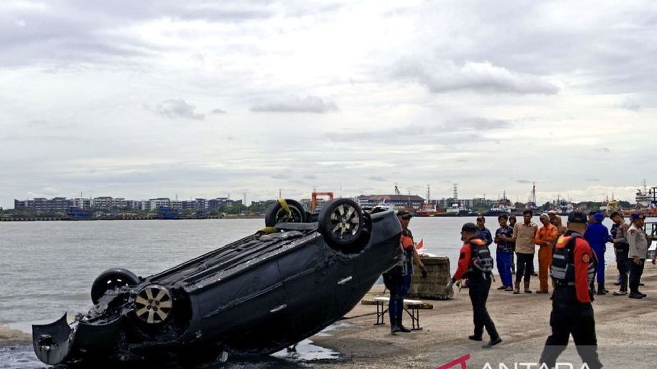Polisi memeriksa mobil Toyota Vios hitam milik Brigjen TNI (Purn) Hendrawan Ostevan yang ditemukan terbalik di lumpur perairan Marunda, Jakarta Utara, untuk mengungkap penyebab kematiannya.