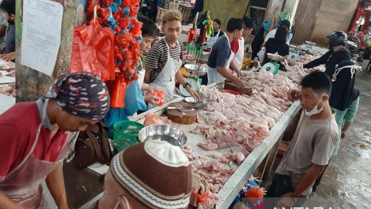 Jelang Imlek, harga daging ayam di Tanjungpinang naik 1,85 persen menjadi Rp40.750 per kilogram akibat cuaca buruk yang menghambat distribusi, sementara harga bawang merah turun dan cabai merah naik.