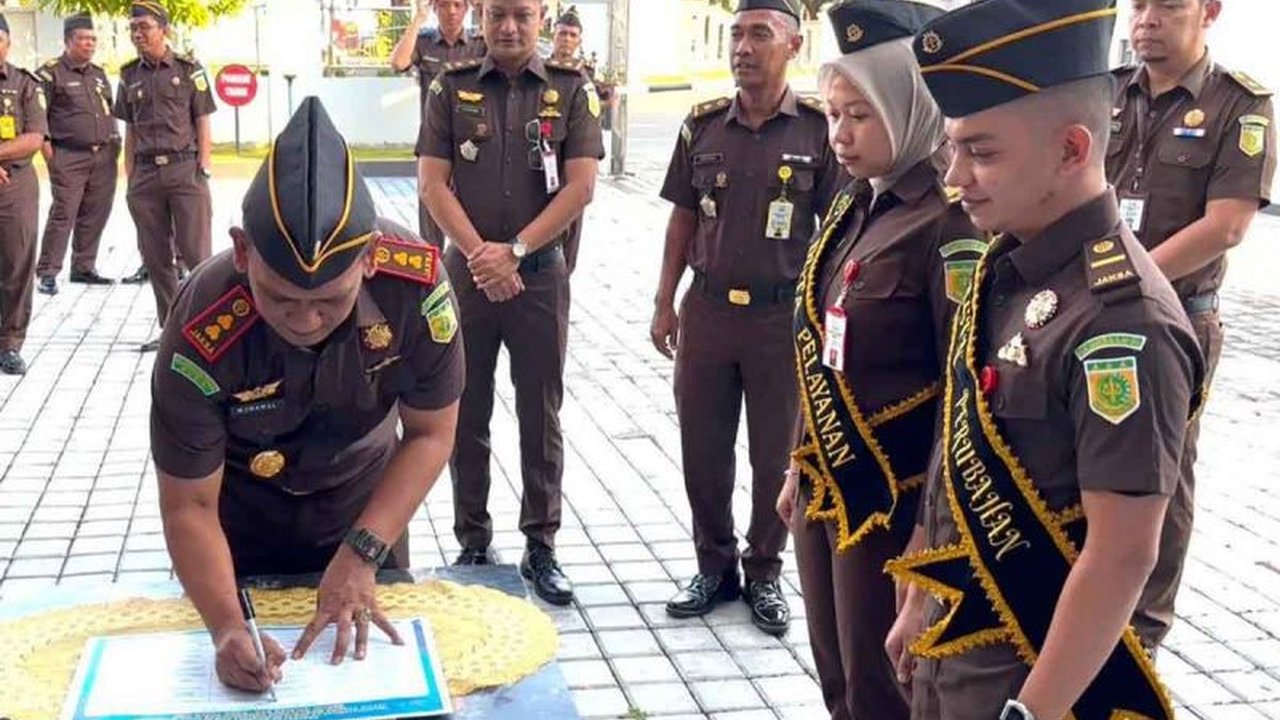 Kejari Bireuen, Aceh, resmi mencanangkan zona integritas menuju wilayah bebas korupsi dan birokrasi bersih melayani pada Senin, 20 Februari 2023, ditandai dengan penandatanganan pakta integritas oleh seluruh pegawai.