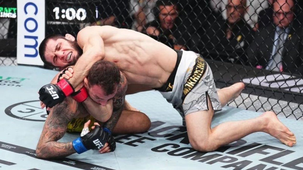 Islam Makhachev sukses mempertahankan gelar juara kelas ringan UFC untuk keempat kalinya setelah menaklukkan Renato Moicano lewat submission di ronde pertama pada UFC 311 di California.