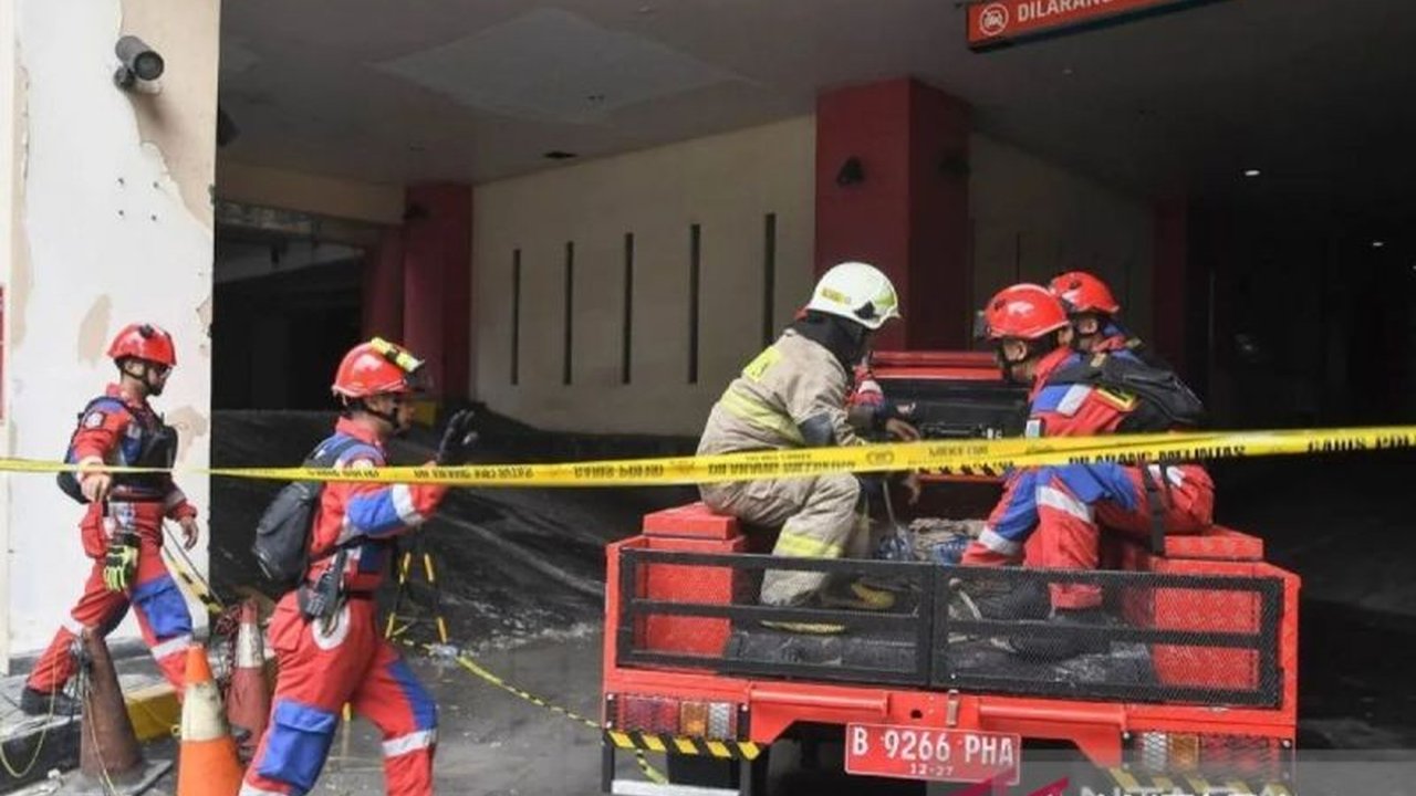 Rumah Sakit Polri mengidentifikasi enam korban kebakaran Glodok Plaza diduga merupakan kru pesawat,  identifikasi terhambat karena luka bakar parah, dan RS Polri telah mengambil sampel DNA dari 14 keluarga.