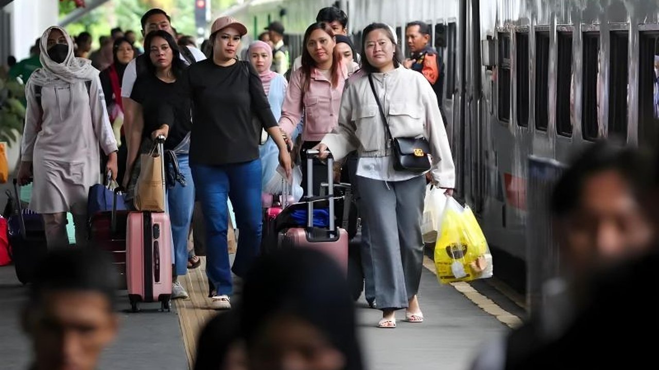 PT KAI Daop 8 Surabaya menambah 5 kereta api untuk mengantisipasi lonjakan penumpang selama libur panjang 24-30 Januari 2025,  dengan penambahan fasilitas dan petugas di stasiun.