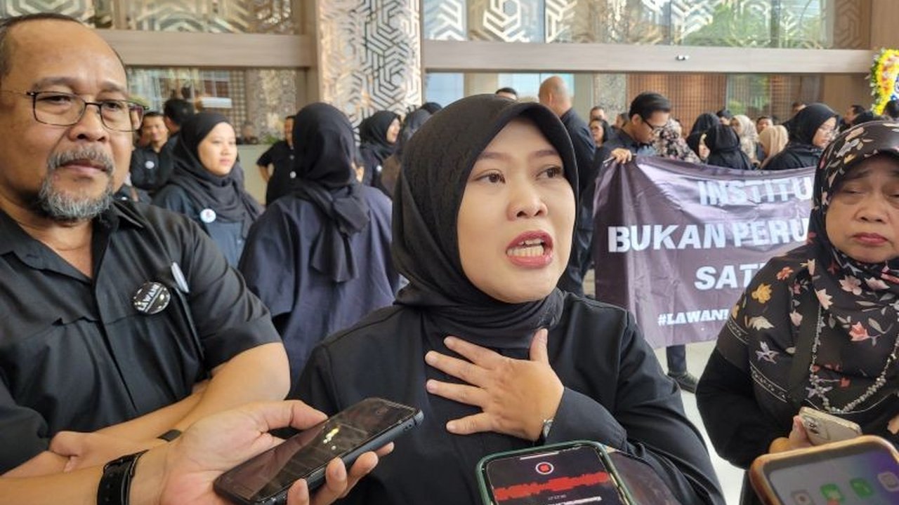 Sekjen Kemdikbudristek membantah pemberhentian ASN dilakukan secara tiba-tiba dan menyatakan selalu ada ruang dialog untuk menyelesaikan masalah, meskipun seorang pegawai, Neni Herlina, mengaku diberhentikan tanpa surat resmi.