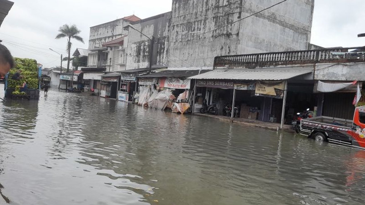 BPBD Kota Serang mengimbau warga untuk waspada potensi banjir di sejumlah titik rawan selama musim hujan dan periode puncaknya di Januari-Februari 2025, serta mengajak masyarakat menjaga kebersihan lingkungan.