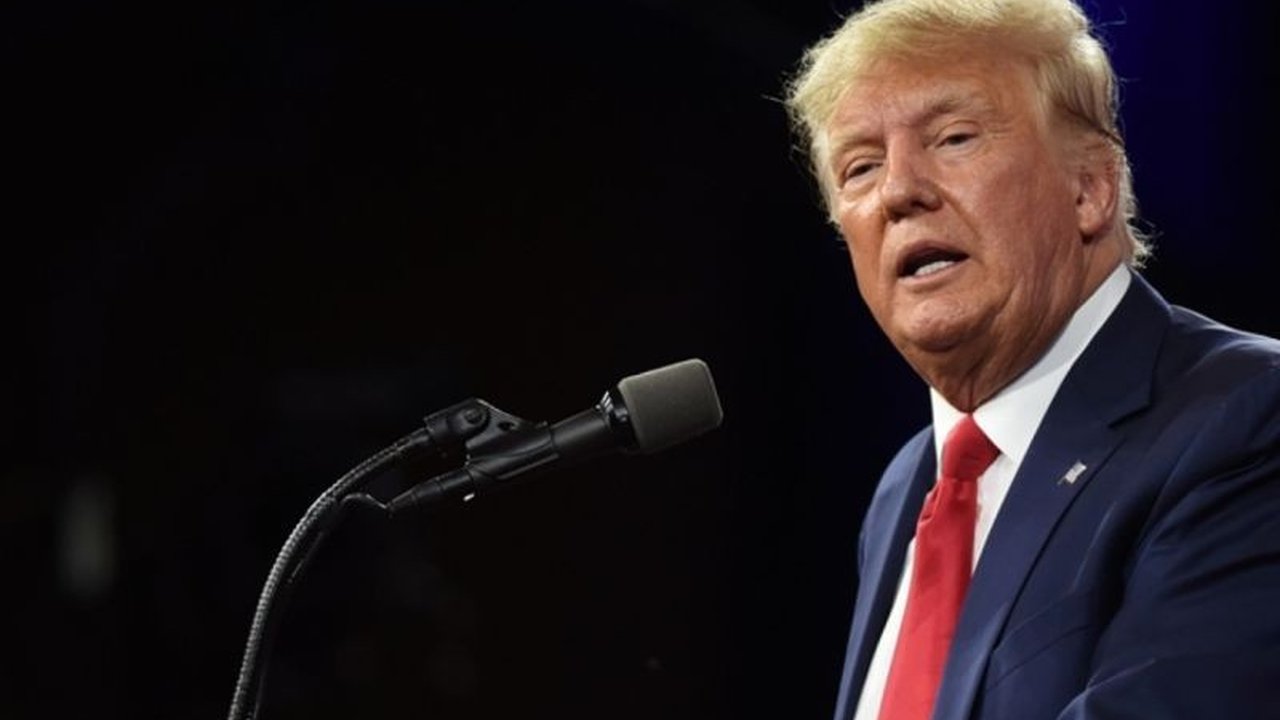 Jelang pelantikan Donald Trump sebagai Presiden AS, pelaku pasar keuangan global, termasuk Indonesia, bersikap wait and see untuk melihat kebijakan ekonomi yang akan diterapkannya, meskipun pasar AS diprediksi bereaksi positif.