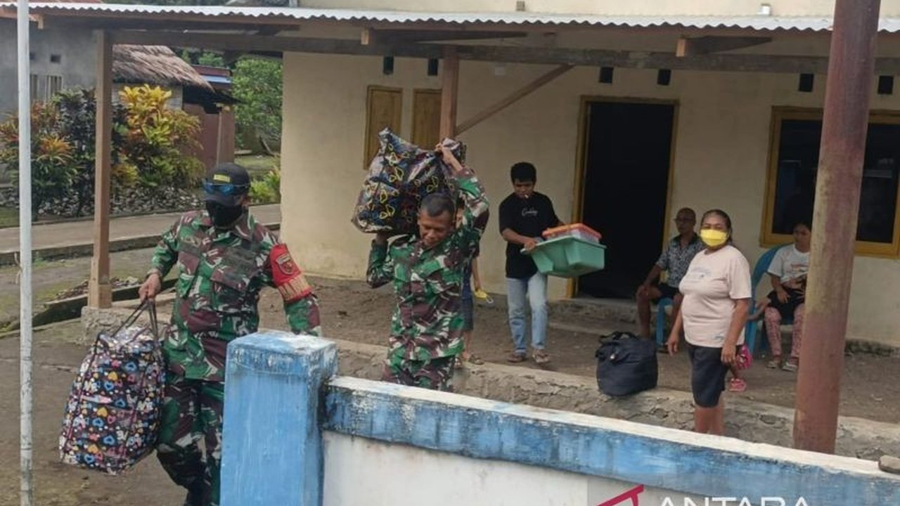 Erupsi Gunung Ibu di Halmahera Barat, Maluku Utara, telah menyebabkan evakuasi 644 warga ke berbagai pos pengungsian sementara aktivitas vulkanik masih fluktuatif.