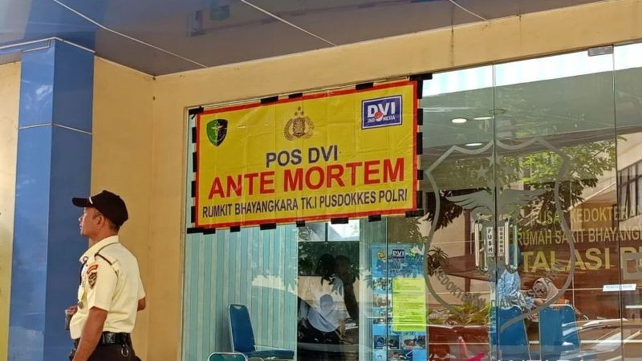 Tim DVI RS Polri memeriksa TKP kebakaran Glodok Plaza untuk memastikan evakuasi korban telah sesuai prosedur dan menyelidiki kendala jumlah kantong jenazah yang diterima.