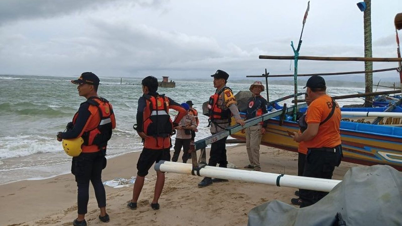 Tim SAR gabungan di Pesisir Barat, Lampung, masih mencari Andra Adi Pratama (3,5 tahun) yang terseret arus laut di Pantai Gedung Cahaya Kuningan pada Minggu (19/1) sore, kendala ombak besar mempersulit pencarian.
