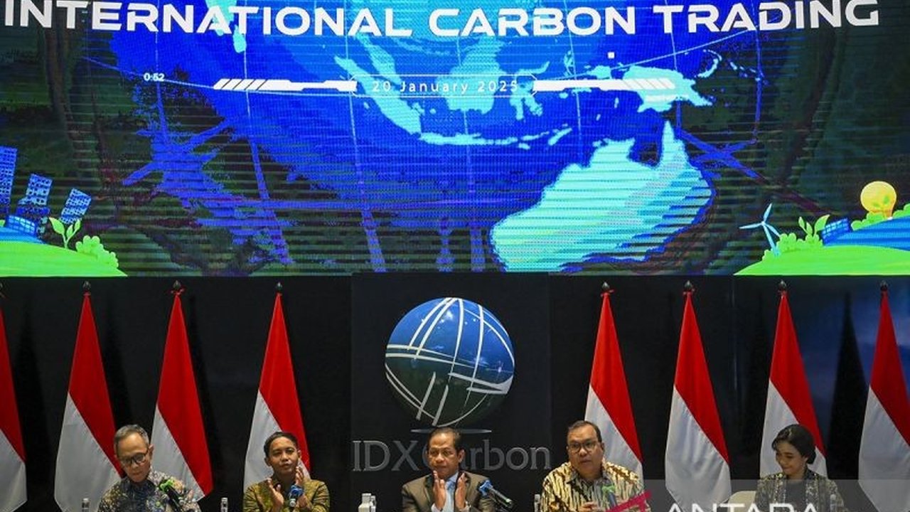 OJK berkomitmen memperkuat ekonomi dalam negeri,  mengantisipasi dampak yang belum pasti dari pelantikan Presiden AS Donald Trump, dan berharap kerja sama global tetap terjaga.