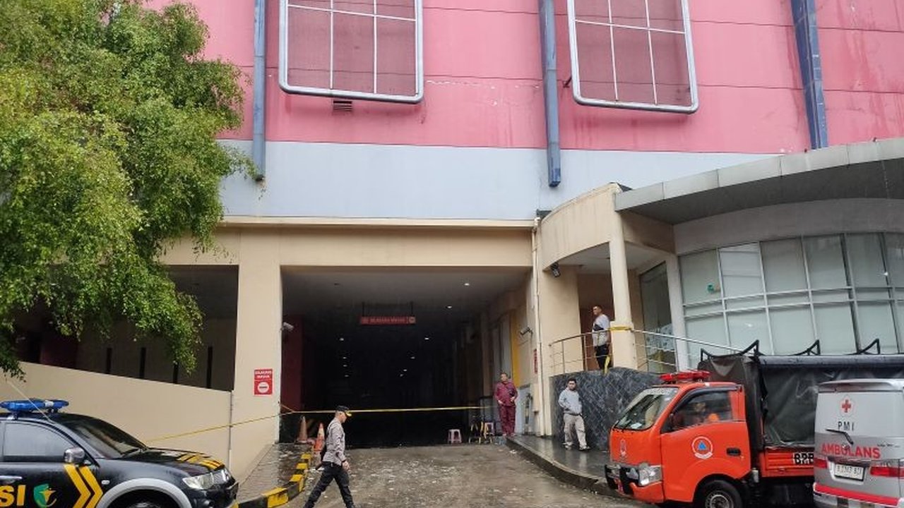 Tim gabungan dari Gulkarmat, BPBD, dan Inafis Polri melanjutkan pencarian jenazah korban kebakaran di Glodok Plaza, Jakarta Barat, setelah menemukan delapan jenazah yang kondisi tubuhnya sudah terfragmentasi, sementara 14 orang masih dilaporkan hilang.