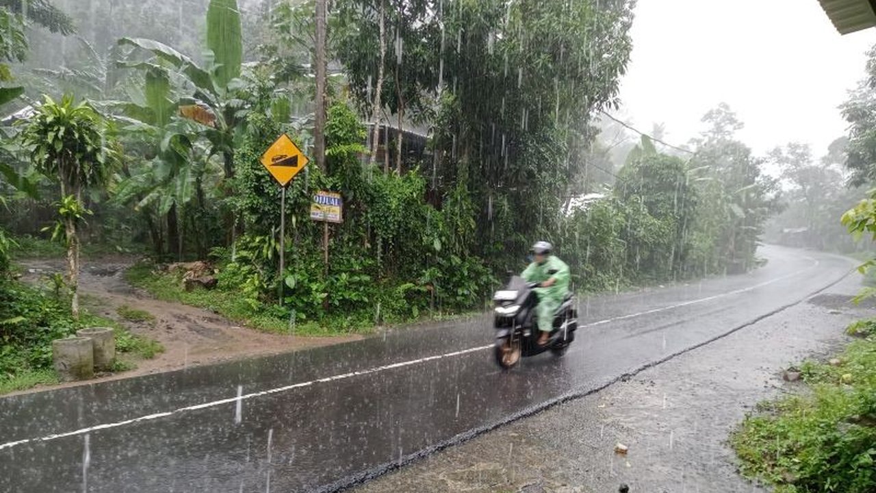 BPBD Kota Mataram mengingatkan warga untuk waspada terhadap potensi cuaca ekstrem berupa hujan lebat, petir, angin kencang, dan gelombang tinggi hingga 26 Januari 2025, serta mengimbau kesiapsiagaan menghadapi potensi bencana.