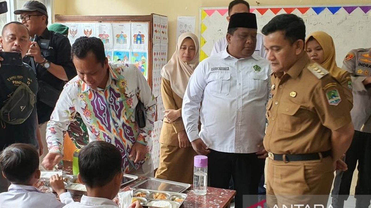 Pemerintah Kabupaten Majalengka melibatkan BUMDes sebagai mitra dalam pengelolaan 82 titik Satuan Pelayanan Pemenuhan Gizi (SPPG) untuk mendukung program Makan Bergizi Gratis (MBG) hingga 31 Januari 2025, dengan anggaran Rp5 miliar dari APBD dan sumber la