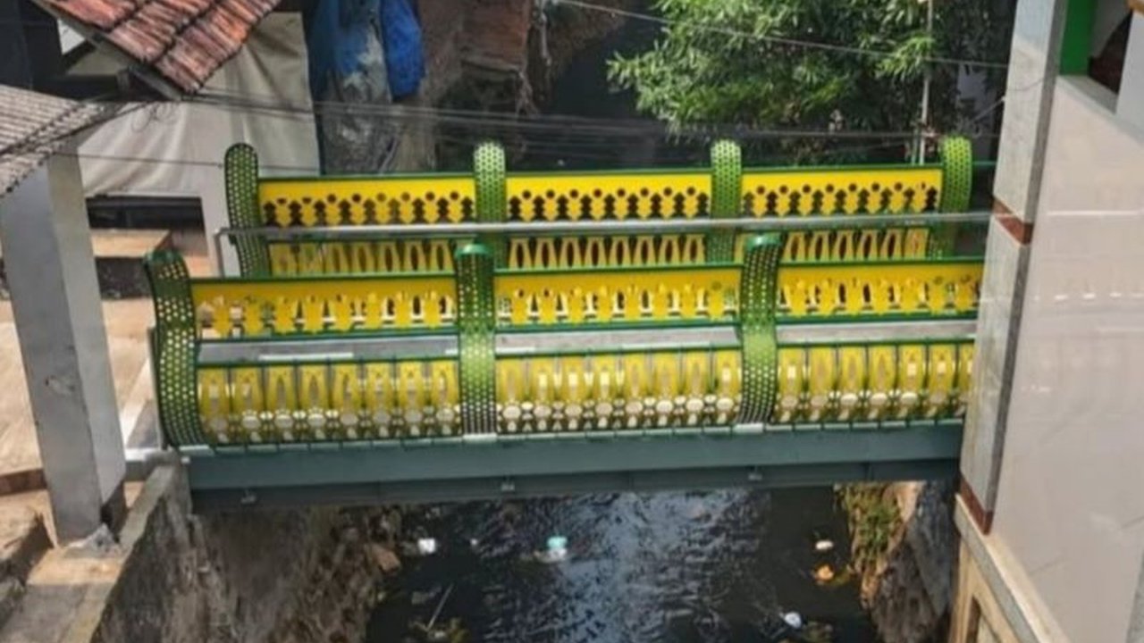 Suku Dinas Bina Marga Jakarta Selatan revitalisasi 13 jembatan antar kampung (JAK) di 2024 untuk meningkatkan mobilitas warga dan kenyamanan pengguna jalan, termasuk pembangunan trotoar dan peningkatan pencahayaan kota.