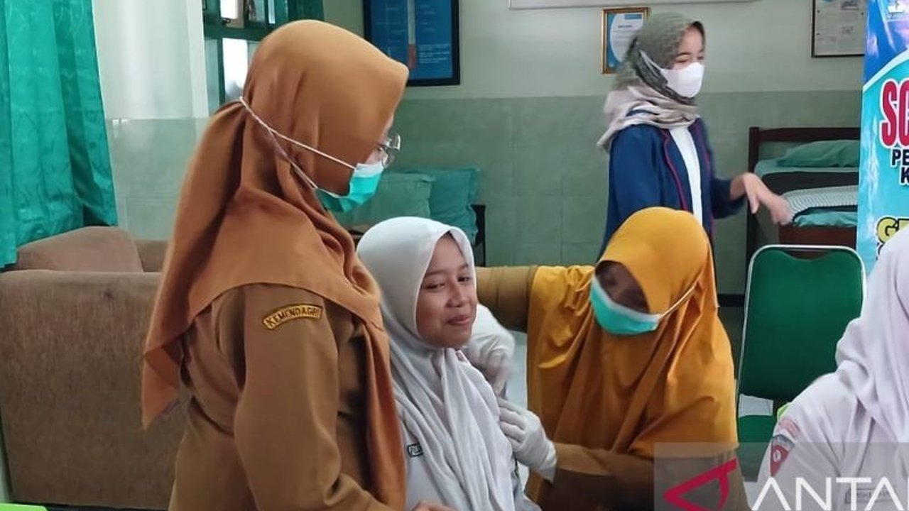 Pemerintah Kota Kediri gencar memberikan imunisasi HPV kepada pelajar putri usia 15 tahun untuk mencegah kanker serviks, dengan target 3.114 pelajar dan koordinasi dengan Dinas Kesehatan Provinsi Jawa Timur.