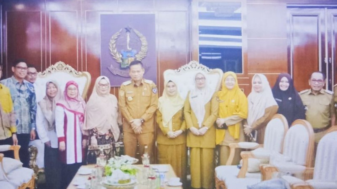 Penjabat Gubernur Sulawesi Selatan, Fadjry Djufry, memberikan dukungan penuh terhadap Fakultas Kedokteran Universitas Hasanuddin (Unhas) dalam upaya mencetak dokter-dokter berkualitas, sekaligus memberikan motivasi dan masukan inovasi pada Dies Natalis ke