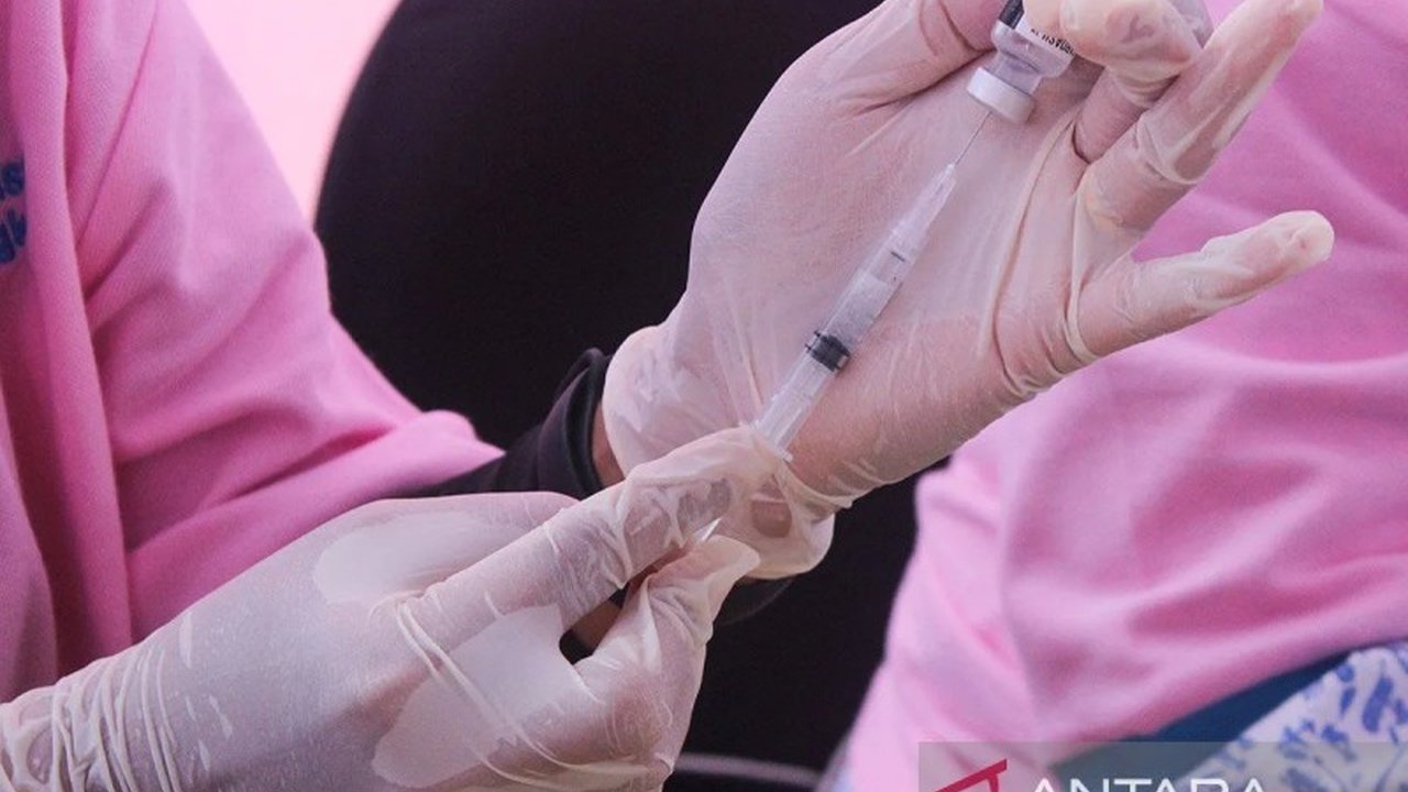 Pemerintah Provinsi DKI Jakarta memulai program Imunisasi Kejar HPV pada Senin, 20 Januari 2024, menargetkan 7.152 siswi SMP usia 15 tahun di 44 kecamatan untuk mencegah kanker leher rahim.