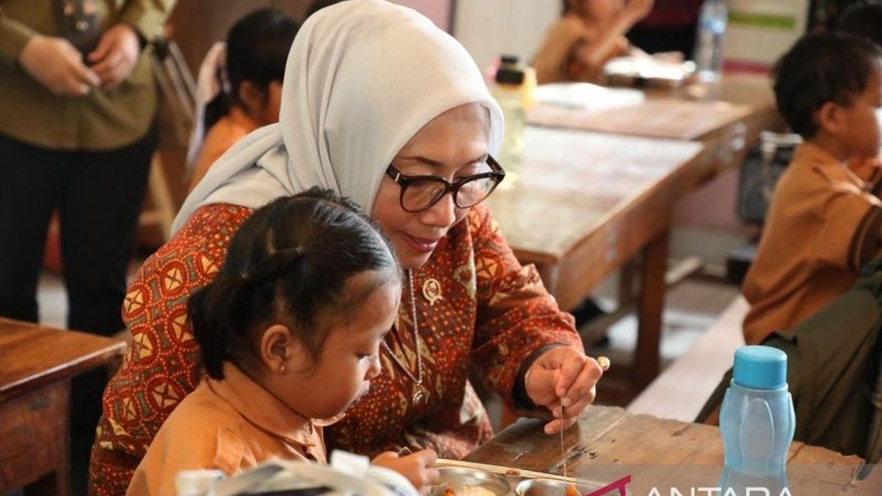 Menteri PPPA Arifah Fauzi mendorong program Makan Bergizi Gratis (MBG) untuk meningkatkan keterlibatan masyarakat dalam penyediaan pangan sehat bagi anak sekolah, sekaligus meningkatkan perekonomian lokal dan mengatasi masalah gizi anak.
