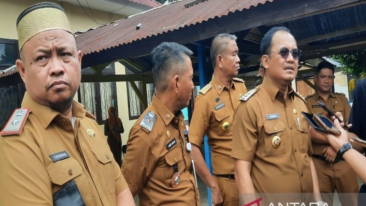 Pemkot Kendari dan DPRD sedang menggodok perda untuk mengurangi sampah plastik sekali pakai,  mengatasi masalah 243 ton sampah plastik per hari di kota tersebut, dan mengajak masyarakat untuk berperan aktif.