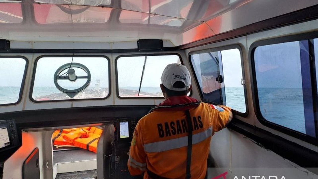 SAR Pangkalpinang Evakuasi ABK Kapal KM Cahaya Abadi yang Tenggelam